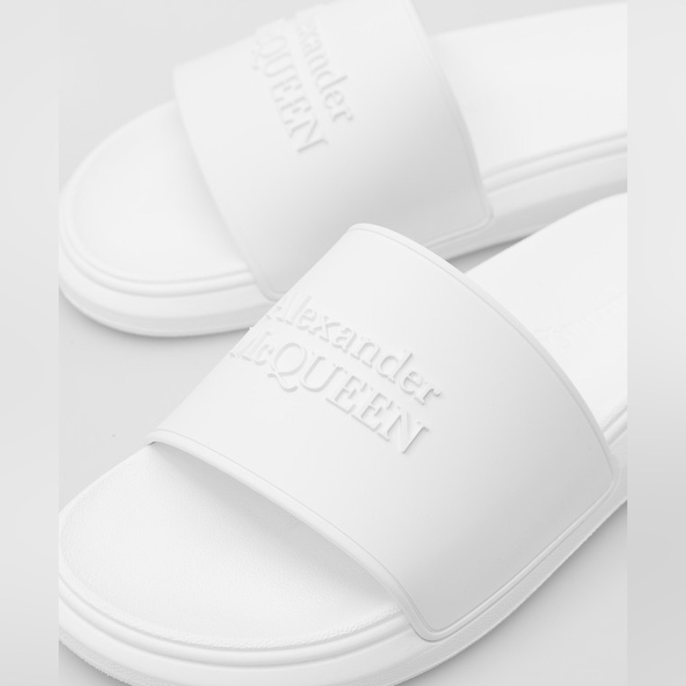 ALEXANDER MCQUEEN WHITE SLIDERS WITH TEXTURED LOGO